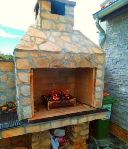 a stone oven with a fire inside of it at Apartman Josipa in Peroj