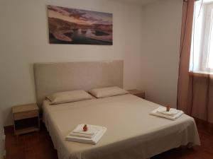 een slaapkamer met een bed met twee handdoeken erop bij Appartamento Puccini in Fasano