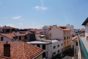 uma vista sobre os telhados de uma cidade em Magnifique appartement, en hyper centre, avec terrasse et place de parking em Biarritz