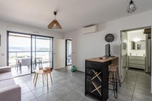 Cuisine ou kitchenette dans l'établissement Le Sillage de Pietrosella