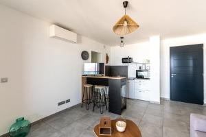 Cuisine ou kitchenette dans l'établissement Le Sillage de Pietrosella