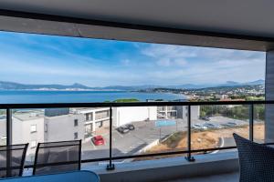 - un balcon offrant une vue sur l'océan dans l'établissement Le Sillage de Pietrosella, à Pietrosella