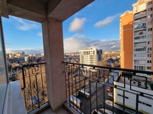 een balkon met uitzicht op de stad bij Rent Grand Delux Apartments Design in Chisinau in Chişinău