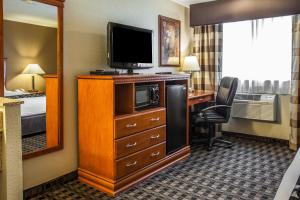 Clarion Inn Renton-Seattle的厨房或小厨房