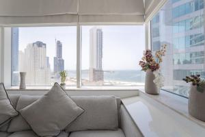 Posezení v ubytování HiGuests - Exceptional Apt with Furnished Terrace By the Sea