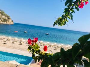 een uitzicht op een strand met stoelen en de oceaan bij Ionion Beach Resort in Parga