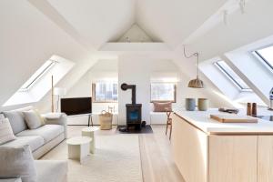 诺德奈Freywind的厨房以及带天窗的起居室。