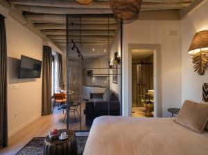1 dormitorio con 1 cama y sala de estar en Home4u, Plaza nueva 3, en Granada