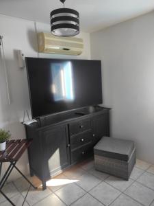 Televízia a/alebo spoločenská miestnosť v ubytovaní Ático Arinaga con vistas , jacuzzi , terraza y barbacoa