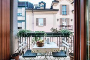 una mesa con un bol de fruta en el balcón en ALTIDO Isotta's House with 2 cosy balcony and Parking, en Como