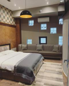 una camera con letto e divano di Guest House People a Korçë