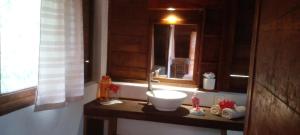 圖盧姆的住宿－芒果之家住宿加早餐旅館，一间带水槽和镜子的浴室