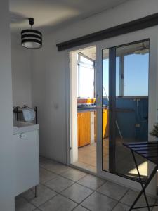 Kuchyňa alebo kuchynka v ubytovaní Ático Arinaga con vistas , jacuzzi , terraza y barbacoa
