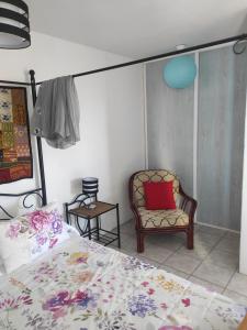 Posteľ alebo postele v izbe v ubytovaní Ático Arinaga con vistas , jacuzzi , terraza y barbacoa