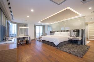 een slaapkamer met een groot bed en een bureau bij Presidente InterContinental Guadalajara, an IHG Hotel in Guadalajara