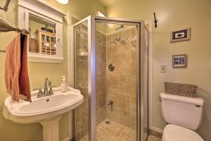 Un baño con ducha, lavabo e inodoro. en Quaint and Family-Friendly Watertown Farmhouse!, en Watertown 25 fotos más