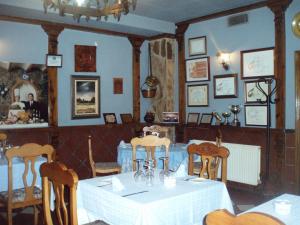 Reštaurácia alebo iné gastronomické zariadenie v ubytovaní Hostal Restaurante La Muralla