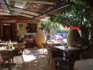 Reštaurácia alebo iné gastronomické zariadenie v ubytovaní Hostal Restaurante La Muralla