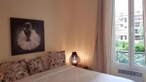 A bed or beds in a room at Aston - Appartement Centre Ville Massena