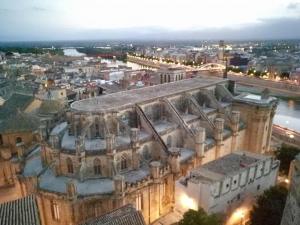 Výhľad na mesto Tortosa alebo výhľad na mesto priamo z luxusného stanu