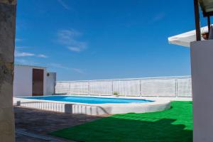 a swimming pool on the side of a house at Alojamiento Rural el Respiro "Calma" in Benaocaz