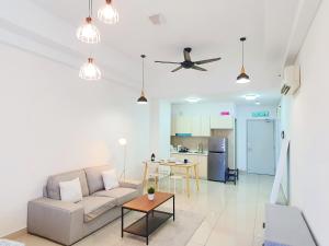 - un salon avec un canapé et une table dans l'établissement Vivo Soho Suite @ Mid Valley Old Klang Road KL, à Kuala Lumpur