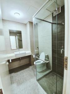 La salle de bains est pourvue d'une douche, de toilettes et d'un lavabo. dans l'établissement Vivo Soho Suite @ Mid Valley Old Klang Road KL, à Kuala Lumpur