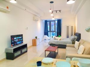 - un salon avec un canapé et une télévision dans l'établissement Vivo Soho Suite @ Mid Valley Old Klang Road KL, à Kuala Lumpur