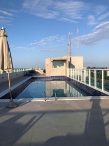 une piscine sur le toit d'un bâtiment dans l'établissement Flat Makambira 408, à Porto de Galinhas