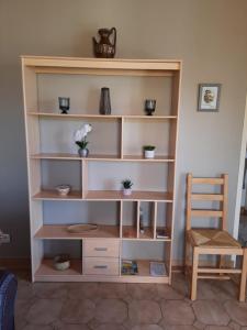 a book shelf in a room with a wooden chair at Gite de La Cheneraie in Montpezat-de-Quercy