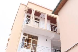 un edificio blanco con balcones en un lateral en Fanad Hotel, en Gisenyi