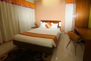 ein Hotelzimmer mit Bett und Schreibtisch in der Unterkunft NAAS Serviced Apartments in Dhaka + 26 Fotos