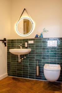 Ένα μπάνιο στο HOMELY STAY Studio 4 - Chic Self-Check-In Room for Short Stays - 15 min from Oktoberfest