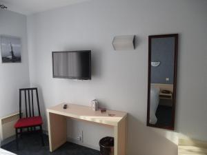 TV a/nebo společenská místnost v ubytování Hotel Agena Hagondange