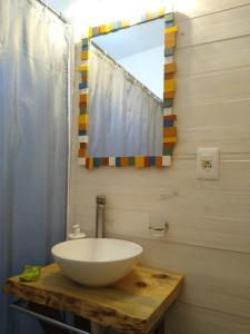 y baño con lavabo y espejo. en Nio de Baixo, en La Pedrera