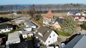 una vista aerea di una piccola città con case di Ferienzimmer/wohnung am Kurstrand, WLAN a Zingst