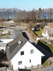 an aerial view of a white house at Ferienzimmer/wohnung am Kurstrand, WLAN in Zingst