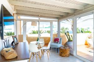A seating area at Attico Estrella