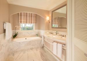 The Beverly Hills Hotel - Dorchester Collection的一间浴室