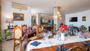 um restaurante com mesas e cadeiras com flores em Lamanna's Hotel Club em Castro di Lecce