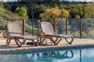 Bazén v ubytování Chimera Tuscany Resort nebo v jeho okolí