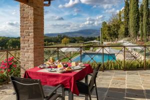 Bazén v ubytování Chimera Tuscany Resort nebo v jeho okolí
