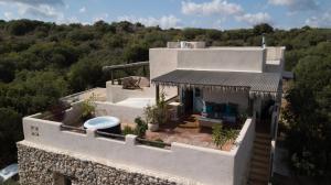 an aerial view of a white house with trees at אצל רנאטה in Abirim