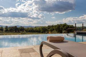 Bazén v ubytování Chimera Tuscany Resort nebo v jeho okolí