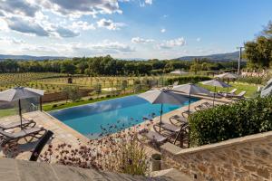 Bazén v ubytování Chimera Tuscany Resort nebo v jeho okolí