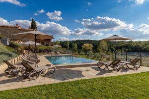 Bazén v ubytování Chimera Tuscany Resort nebo v jeho okolí