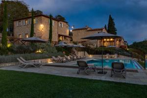 Bazén v ubytování Chimera Tuscany Resort nebo v jeho okolí