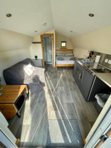 Habitación pequeña con cocina y sala de estar. en Morvan Pod & Hot tub en Fort William