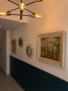 ein Gemälde an einer Wand mit einem Bild darauf in der Unterkunft Sainte Cécile 4 - Studio élégant et central in Vichy