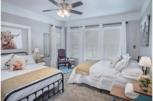 Giường trong phòng chung tại Stunning 3 BR Home Near DT Alamodome - Riverwalk